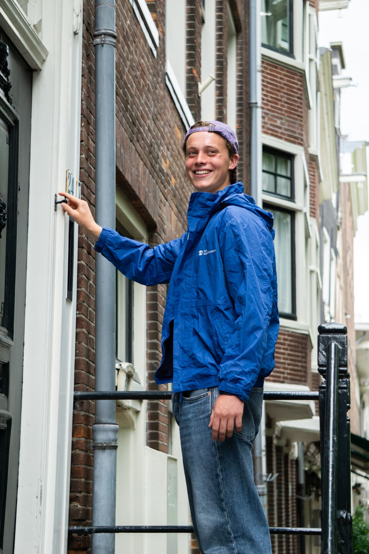 Promotor van People Marketing belt aan bij een woning in Amsterdam
